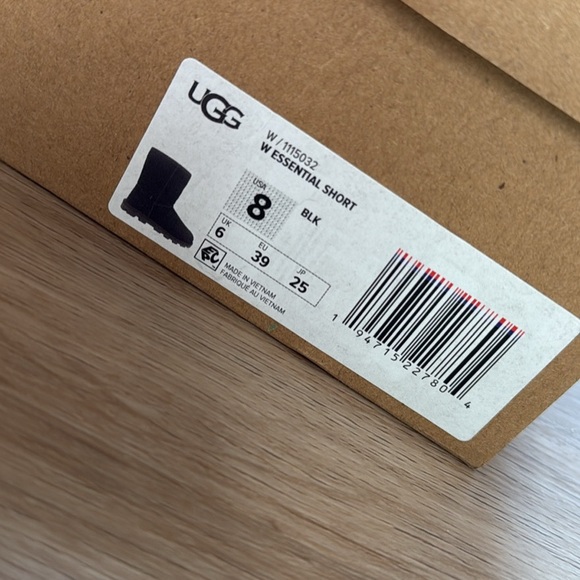 New UGG waterproof essential Booties sheepskin boots mid black size 8 mid - Picture 10 of 10